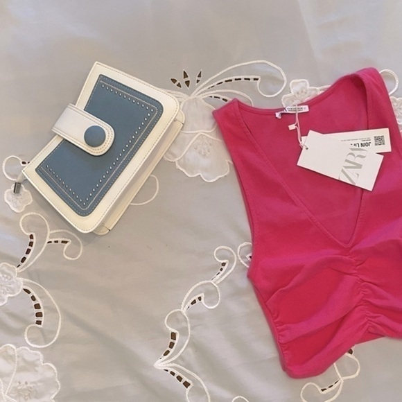 New Ribbed Front Ruched Crop Top - Picture 3 of 9